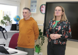 Kobieta i mężczyzna stoją obok siebie