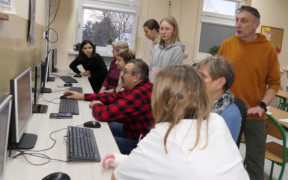 Osoby, komputery. Trwa szkolenie dla seniorów