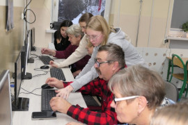 Seniorzy i uczniowie, komputery. Trwa szkolenie w ramach projektu Szkoła Międzypokoleniowa 