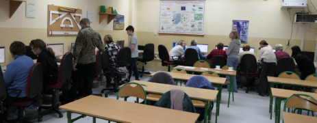 Uczestnicy szkolenia w ramach projektu Szkoła Międzypokoleniowa siedzą przed komputerami