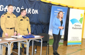 Kobieta i dwaj strażacy
