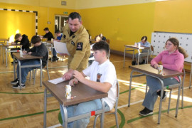 Dzieci przygotowują się do rozwiązywania testu