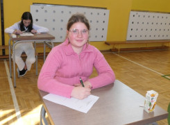 Dwie dziewczynki siedzą w ławkach