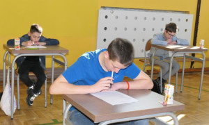 Chłopcy podczas rozwiązywania testu pisemnego