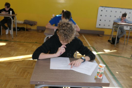 Dzieci rozwiązują pisemny test
