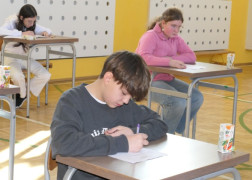 Dziewczynki i chłopiec podczas rozwiązywania testu pisemnego