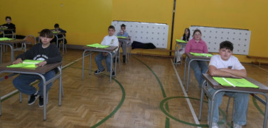 Dzieci siedzą w ławkach. Uczestnicy turnieju pożarniczego 