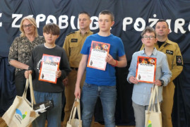 Grupa osób: dorośli i dzieci na wspólnym zdjęciu 