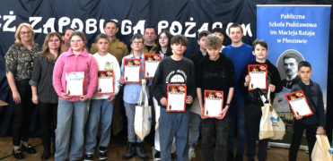 Grupa osób: dzieci i dorośli stoją obok siebie