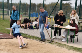 Chłopiec podczas skoku w dal 