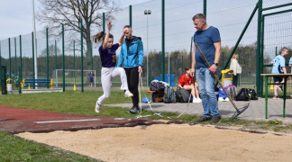 Dziewczynka podczas konkurencji sportowej: skok w dal 