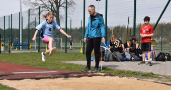 Dziewczynka podczas konkurencji sportowej skok w dal