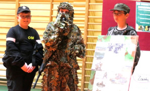 Trzej uczniowie podczas prezentacji zawodu żołnierza zawodowego