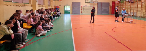 Młodzież uczestniczy w spotkaniu informacyjnym 