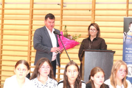 Uczniowie, kobieta i mężczyzna - akademia z okazji Dnia Nauczyciela 