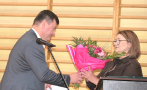 Mężczyzna wręcza bukiet kwiatów kobiecie 