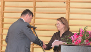 Mężczyzna gratuluje kobiecie