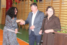 Dwie kobiety i mężczyzna. Mężczyzna gratuluje kobiecie 
