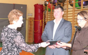 Dwie kobiety i mężczyzna. Moment odbierania gratulacji 