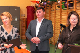 Dwie kobiety i mężczyzna stoją obok siebie 