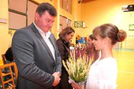 Dziewczynka wręcza mężczyźnie wrzosa