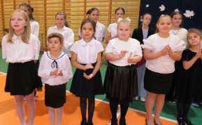Dzieci podczas występu na szkolnej akademii 