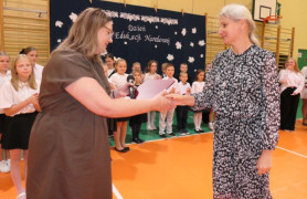 Moment wręczania listu gratulacyjnego 