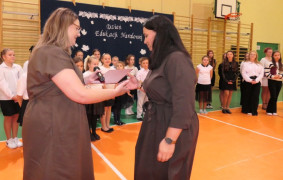 Moment wręczania listu gratulacyjnego 