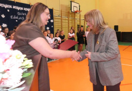Moment wręczania listu gratulacyjnego 