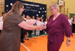 Moment wręczania listu gratulacyjnego 
