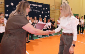 Moment wręczania listu gratulacyjnego 