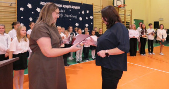 Moment wręczania listu gratulacyjnego