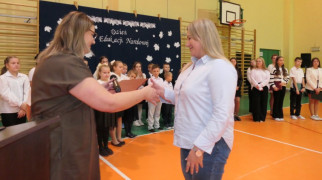 Moment wręczania listu gratulacyjnego