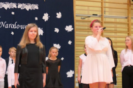 Uczennice podczas występu na szkolnej akademii 