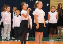 Uczniowie podczas występu na akademii szkolnej 