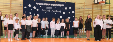 Dzieci podczas występu w ramach akademii szkolnej 