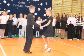 Dziewczynka i chłopiec tańczą taniec towarzyski 