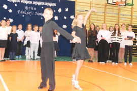 Dziewczynka i chłopiec podczas tańca towarzyskiego