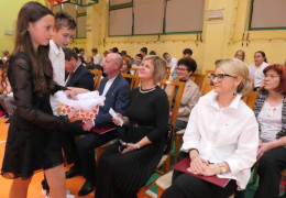 Moment wręczania słodkich upominków 