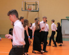 Uczniowie tańczą poloneza