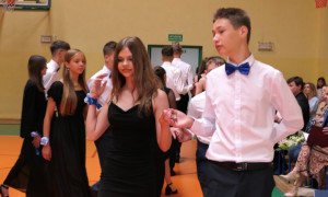 Uczniowie tańczą poloneza