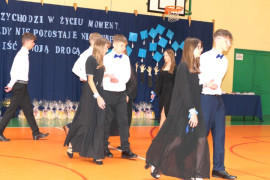 Uczniowie tańczą poloneza