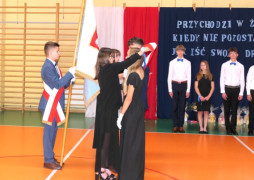 Moment przekazywania sztandaru szkoły
