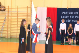 Moment przekazywania sztandaru szkoły