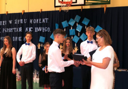Moment wręczania świadectw