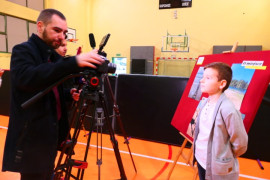 Chłopiec udzielający wywiadu przed kamerami telewizyjnymi 