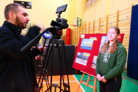 Dziewczynka udzielająca wywiadu przed kamerami telewizyjnymi 