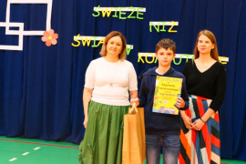 Dwie kobiety i chłopiec, który w ręku trzyma dyplom 