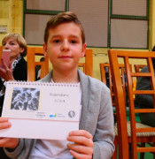 Chłopiec prezentujący kalendarz na 2024 rok