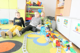 Trzej chłopcy i ułożony przez ni8ch modle z klocków lego